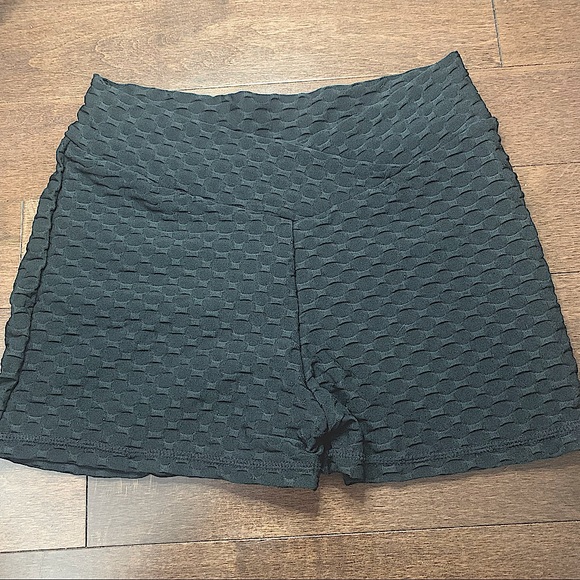 NEW TIKTOK HIGH RISE BLACK YOGA GYM BOOTY SHORTS WOMENS SIZE SMALL/MEDIUM - Picture 2 of 9